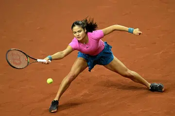 AZAM UNTUK KEMBALI: Bintang tenis Britain, Emma Raducanu, terkeluar daripada senarai 200 pemain terbaik dunia minggu lalu, namun berazam untuk kembali ke tahap sebelum ini setelah mula berlatih ekoran rentetan kecederaan.