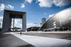 KESAN COVID-19: Keadaan lengang di daerah kewangan La Defense di Paris akibat langkah sekatan mencegah Covid-19. Dana Kewangan Antarabangsa (IMF) meramalkan Ekonomi zon Euro dijangka menguncup 7.5 peratus secara keseluruhan. Ekonomi Perancis misalnya dijangka menguncup 7.2 peratus. Namun IMF berkata rantau Asia merupakan satu-satunya rantau yang dijangka menikmati pertumbuhan ekonomi tahun ini. - Foto AFP