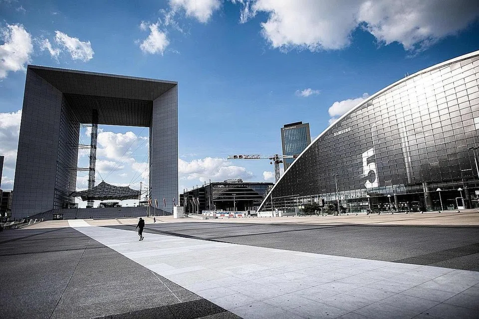 KESAN COVID-19: Keadaan lengang di daerah kewangan La Defense di Paris akibat langkah sekatan mencegah Covid-19. Dana Kewangan Antarabangsa (IMF) meramalkan Ekonomi zon Euro dijangka menguncup 7.5 peratus secara keseluruhan. Ekonomi Perancis misalnya dijangka menguncup 7.2 peratus. Namun IMF berkata rantau Asia merupakan satu-satunya rantau yang dijangka menikmati pertumbuhan ekonomi tahun ini. - Foto AFP