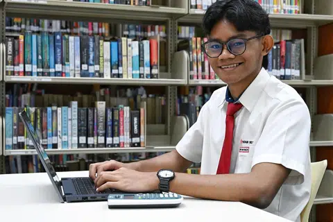 Pelajar Sekolah Menengah Fuchun, Muhammad Aman Ramdzan, menggunakan kalkulator bersuara untuk membantunya dalam tugasan mengira.