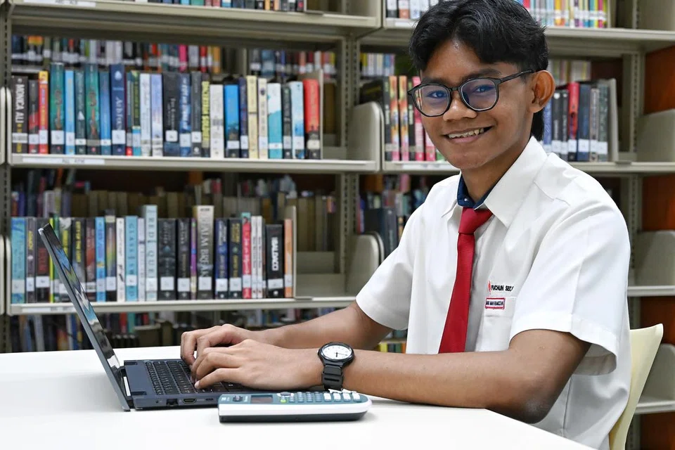 Pelajar Sekolah Menengah Fuchun, Muhammad Aman Ramdzan, menggunakan kalkulator bersuara untuk membantunya dalam tugasan mengira.