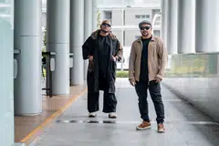Penyanyi dan penerbit muzik rap, Atrez (kiri), bergabung dengan penyanyi asal Bushmen, Syed Mahdzar Al Shabab (kanan), untuk lagu bertema kerohanian ’Mencari’ yang berentak reggae-rap. 