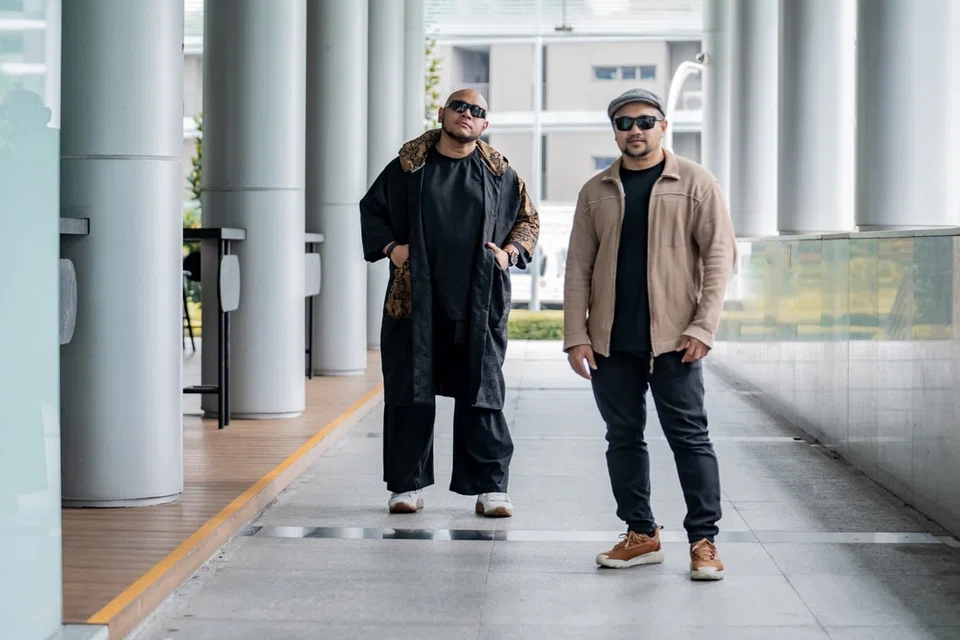 Penyanyi dan penerbit muzik rap, Atrez (kiri), bergabung dengan penyanyi asal Bushmen, Syed Mahdzar Al Shabab (kanan), untuk lagu bertema kerohanian ’Mencari’ yang berentak reggae-rap. 