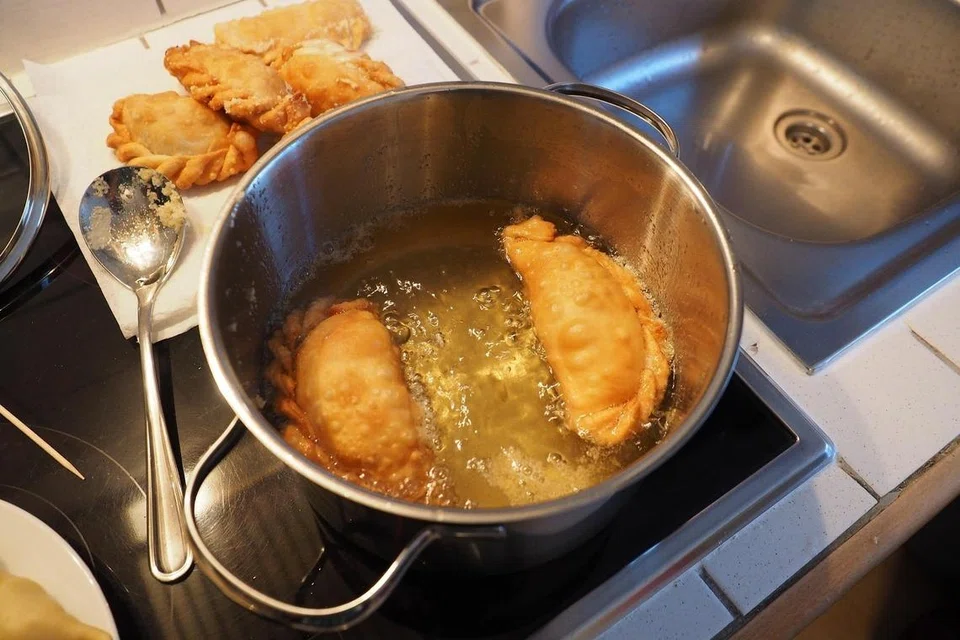 Epok-epok dimasak menggunakan kaedah goreng celur, iaitu merendamkan keseluruhannya ke dalam minyak panas sehingga kulitnya menjadi rangup dan berwarna keemasan.