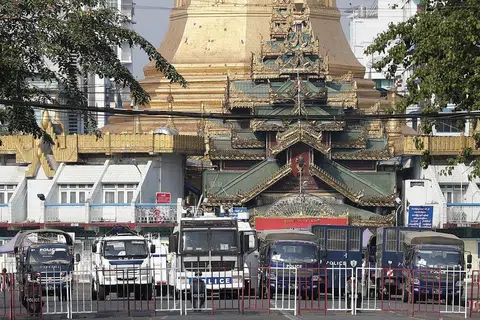 SEKATAN: Pihak tentera meletakkan sekatan di jalan raya menuju ke pintu masuk Kuil Sule di Yangon demi mencegah orang ramai berkumpul di kawasan itu. - Foto EPA-EFE