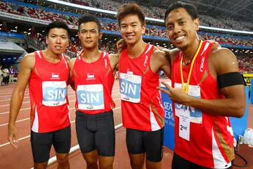 KENANGAN INDAH PECAH REKOD NASIONAL: Kuartet negara - yang terdiri daripada (dari kiri) Gary Yeo, Lee Cheng Wei, Calvin Kang dan Muhammad Amirudin Jamal - yang bukan sahaja berjaya meraih pingat perak dalam acara 4x100m, bahkan memecahkan rekod nasional bagi acara itu dengan catatan masa 39.24saat. - Foto fail