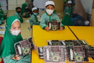 AJWA AMAL: Anak-anak di Tadika Muhammadiyah di Jalan Lapang memegang Ajwa Amal Muhammadiyah dalam usaha persatuan itu melancarkan derma sempena Ramadan untuk melestarikan pembelajaran di bilik darjah dan penggunaan Internet. - Foto PERSATUAN MUHAMMADIYAH