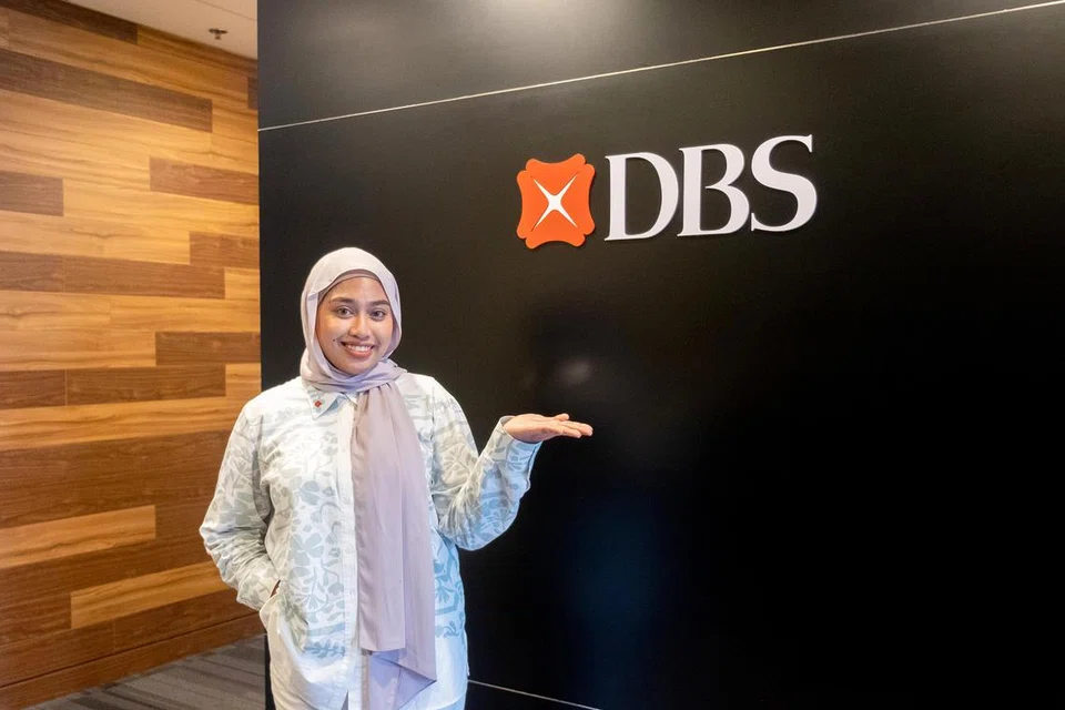 Pengalaman Cik Nurul Sabrina Hamza, 25 tahun, menjalankan perniagaan dalam talian telah mencetuskan minatnya dalam teknologi dan beliau kini bekerja sebagai jurutera perisian di DBS Bank.