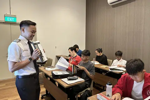 Menurut Encik Faris Iskandar (kiri), kelas teori dan simulator  pelajar dewasa diadakan setiap Ahad dan kelas kanak-kanak dan belia pula pada setiap hujung minggu.
