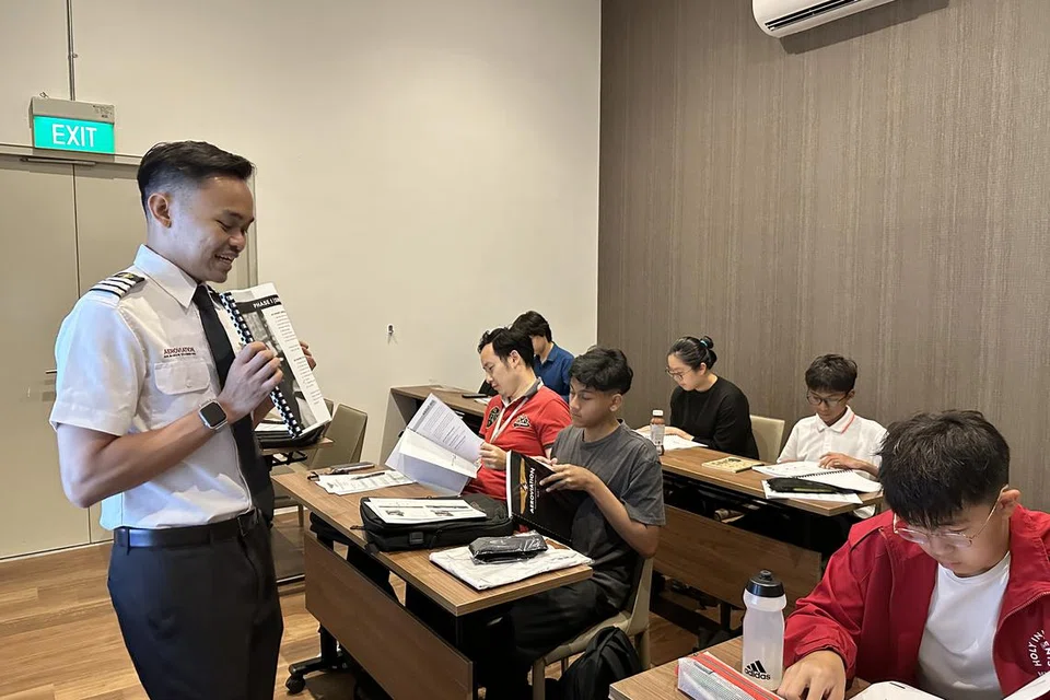 Menurut Encik Faris Iskandar (kiri), kelas teori dan simulator  pelajar dewasa diadakan setiap Ahad dan kelas kanak-kanak dan belia pula pada setiap hujung minggu.