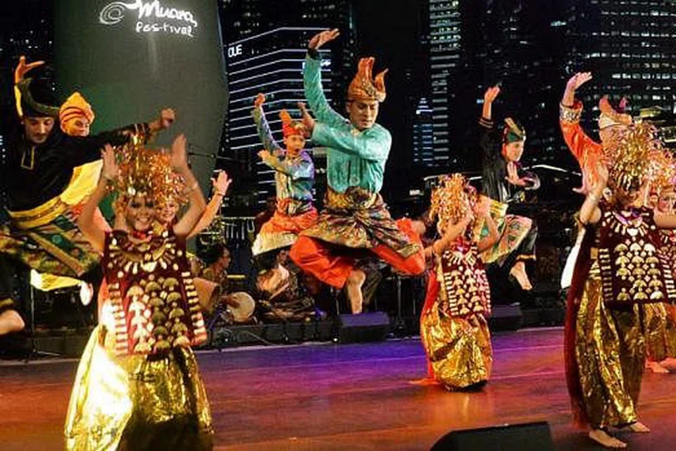 PEMBUKAAN BERTENAGA: Penonton disajikan dengan acara pembukaan bertenaga dan gah dalam pesta tarian Festival Muara pada 30 Oktober lalu.- Foto KHALID BABA