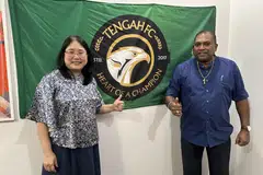 KEMUKAKAN MINAT: Pengerusi Tengah FC, Louis Amalorpavanathan (kanan) dan bendahari, Teresa Sia, berminat untuk menjadi pasukan Liga Perdana Singapura yang ke-10. Difahamkan kelab itu merupakan salah satu daripada sekurang-kurangnya tiga pihak yang telah melahirkan minat.
