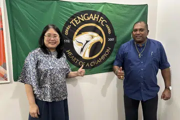 KEMUKAKAN MINAT: Pengerusi Tengah FC, Louis Amalorpavanathan (kanan) dan bendahari, Teresa Sia, berminat untuk menjadi pasukan Liga Perdana Singapura yang ke-10. Difahamkan kelab itu merupakan salah satu daripada sekurang-kurangnya tiga pihak yang telah melahirkan minat.
