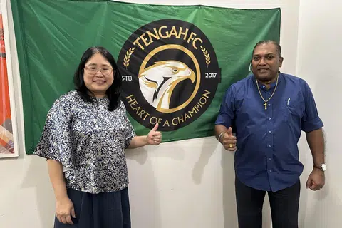 KEMUKAKAN MINAT: Pengerusi Tengah FC, Louis Amalorpavanathan (kanan) dan bendahari, Teresa Sia, berminat untuk menjadi pasukan Liga Perdana Singapura yang ke-10. Difahamkan kelab itu merupakan salah satu daripada sekurang-kurangnya tiga pihak yang telah melahirkan minat.