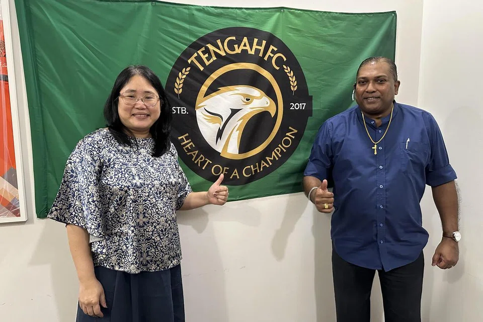 KEMUKAKAN MINAT: Pengerusi Tengah FC, Louis Amalorpavanathan (kanan) dan bendahari, Teresa Sia, berminat untuk menjadi pasukan Liga Perdana Singapura yang ke-10. Difahamkan kelab itu merupakan salah satu daripada sekurang-kurangnya tiga pihak yang telah melahirkan minat.