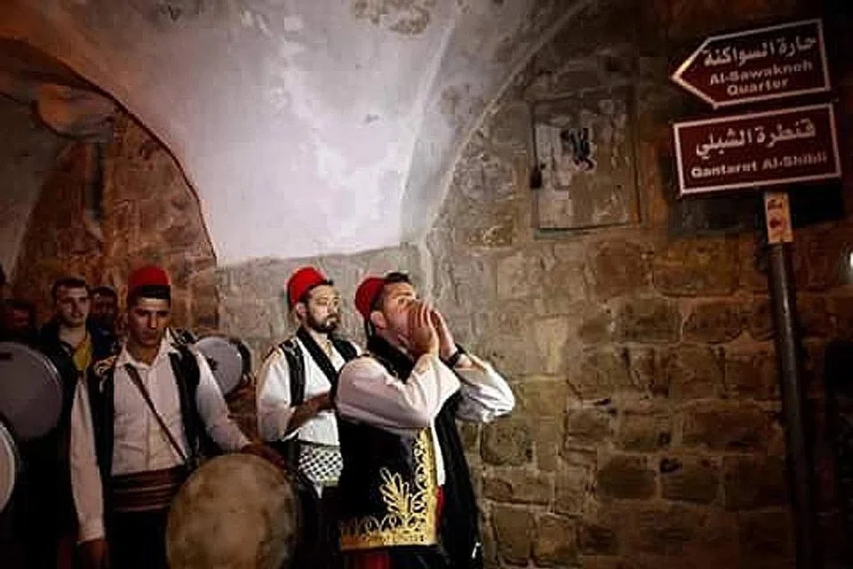 SYIAR RAMADAN ARAB: Mesaharati mengejukkan penduduk Muslim di al-Khalil di Hebron, Israel, agar bersahur untuk berpuasa. - Foto FACEBOOK/PUSAT MAKLUMAT PALESTIN