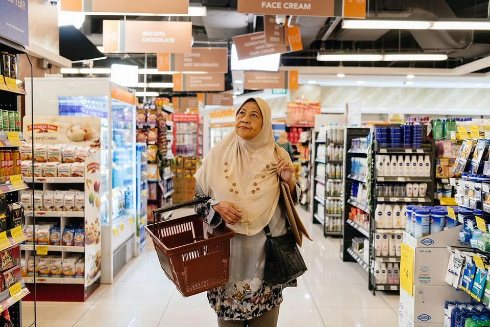 SOKONG HASIL TEMPATAN: Filem komedi 'Trace Mak Together' memaparkan kisah tiga adik-beradik yang mengintip ibu mereka sedang beliau membeli-belah barang dapur. - Foto MSE