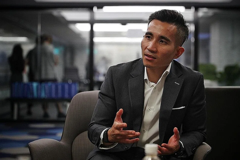 JADI PEMBANGKANG: Beberapa pemimpin BN termasuk Encik Isham Jalil dan Encik Shahril Hamdan (atas) menggesa BN menjadi pembangkang sepenuhnya dan tidak perlu menyertai mana-mana kerajaan campuran. - Foto-foto REUTERS, JASON QUAH, ISHAM JALIL
