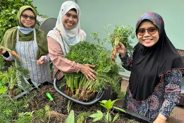 Ustazah Nur Khadijah Ramli (kanan) bersama para pekebun masyarakat di Ruang Hijau Pergas.