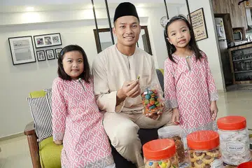 SAMBUT RAYA DI RUMAH PULA: Hassan Sunny mengalami hidung patah dan menyambut Hari Raya di hospital sebelum dibenarkan pulang kelmarin. Namun, beliau gembira dapat beraya bersama kededua anaknya, Sarah Arissa (kiri) dan Sofea Aliyah. Isterinya, Cik Noraidah Abdul Rahim, tidak ada dalam gambar kerana bekerja. - Foto JOHARI RAHMAT, HASSAN SUNNY