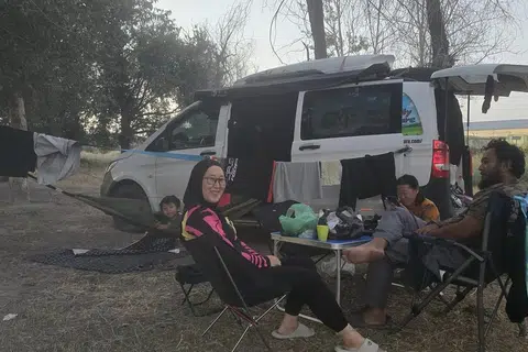 Encik Fadli Abdullah (paling kanan) berkhemah bersama isterinya, Cik Mai Zhang (dua dari kiri), anaknya, Imaan Fadli, dan ibu mentuanya, Cik Ni’mat Wang, di tebing Sungai Zeravshan berdekatan bandar Jomboy di Uzbekistan. 