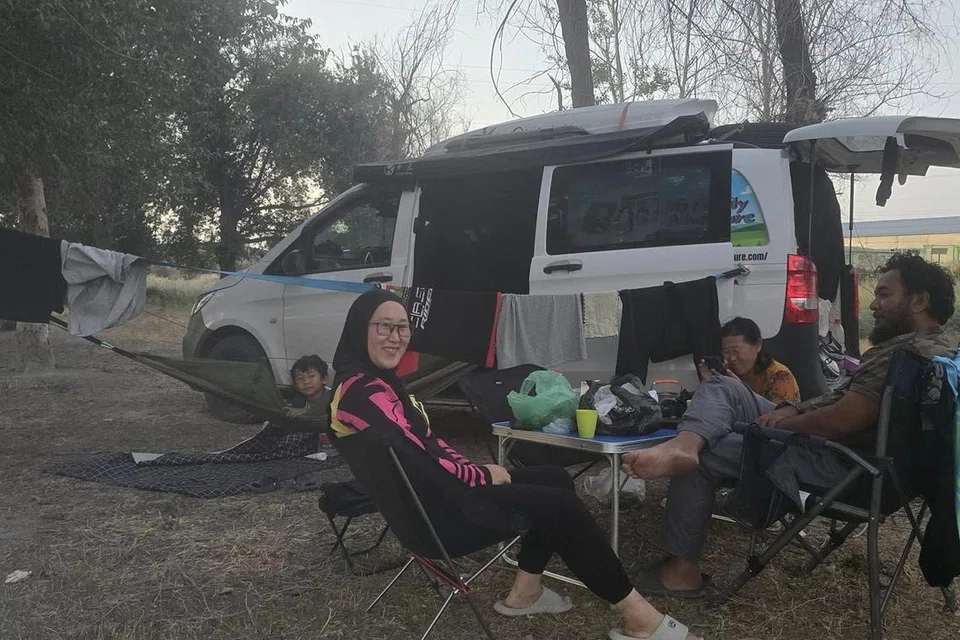 Encik Fadli Abdullah (paling kanan) berkhemah bersama isterinya, Cik Mai Zhang (dua dari kiri), anaknya, Imaan Fadli, dan ibu mentuanya, Cik Ni’mat Wang, di tebing Sungai Zeravshan berdekatan bandar Jomboy di Uzbekistan. 