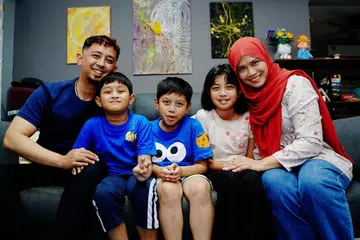 Cik Nurul-Qursyiah Ismail dan Encik Mohammad Farhan Tahar bersama tiga anak mereka – Naufal (dua dari kiri), Maliq (tengah) dan Falisha. Naufal dan Falisha mempunyai autisme.