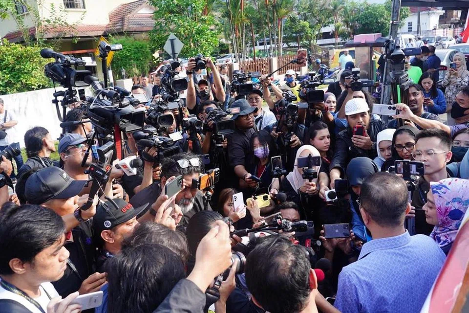 DIKERUMUNI MEDIA: Datuk Seri Azmin Ali menjawab pertanyaan media sejurus selesai membuang undi di pusat pengundian Sekolah Kebangsaan Klang Gate, Gombak, Selangor, pada pagi Sabtu.