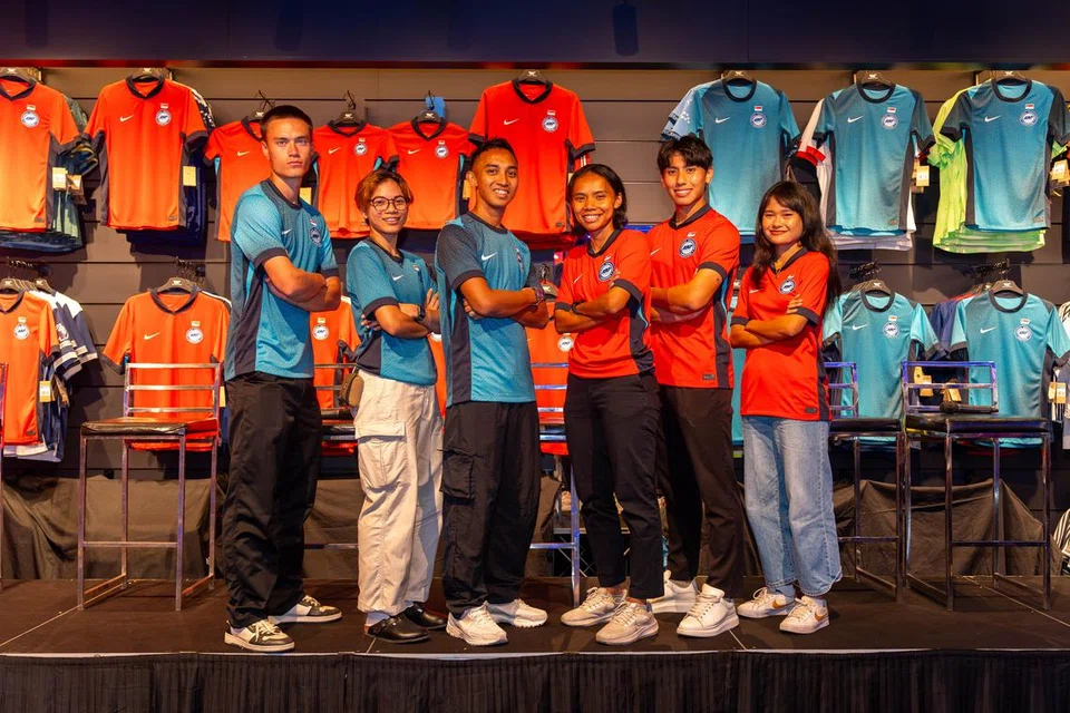 Pemain bola sepak kebangsaan Singapura (dari kiri) Ryhan Stewart, Farhanah Ruhaizat, Faris Ramli, Rosnani Azman, Glenn Kweh dan Nurhidayu Naszri menghadiri acara pelancaran jersi kebangsaan baru di Weston Corporation di 313@somerset.