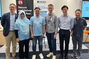 SIDANG INOVASI:  Encik Emery Nabil Aydan (tiga dari kiri), pelajar tahun akhir jurusan Kejuruteraan Komputer di Politeknik Singapura, melawat pejabat Hong Kong Broadband Network (HKBN) pada September 2025.