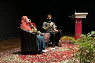 KUPAS ISU IMEJ DAN JATI DIRI MELAYU: Dr Hadijah menyampaikan ceramah bertajuk 'Melayu Arif Budiman - Jejak Perjalanan Sejarah Mencari Jati Diri dan Menerokai Visi Kebudayaan Melayu di Tengah Alam Jagatraya' di Taman Warisan Melayu semalam. Bersamanya ialah moderator dan naib pengerusi MHF, Dr Azhar Ibrahim. - Foto YAYASAN WARISAN MELAYU