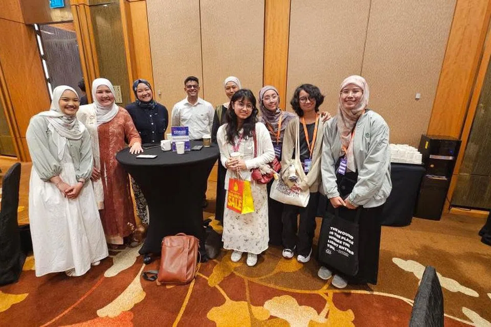 Pengurus Arkitek Program dalam Pasukan Belia Singapura, Cik Nazihah Shukran (paling kiri), merupakan salah seorang karyawan yang menyumbang masa dan kemahiran di Sesi Rangkaian YOUth@M³. 