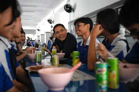 Dr Mohamed Maliki Osman (tiga dari kanan) menggesa agar pelajar dan ibu bapa menghormati masa guru dan menghargai sumbangan serta meletakkan kepercayaan terhadap mereka dalam melakukan yang terbaik. 
