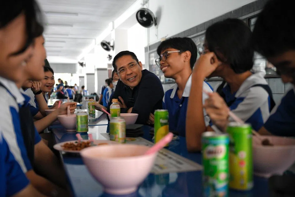 Dr Mohamed Maliki Osman (tiga dari kanan) menggesa agar pelajar dan ibu bapa menghormati masa guru dan menghargai sumbangan serta meletakkan kepercayaan terhadap mereka dalam melakukan yang terbaik. 