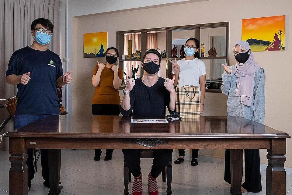 SEMARAK SEMANGAT KEWARGANEGARAAN: Cik A'lima (paling kanan) bersama anggota kumpulannya (dari kanan) Cik Eliza, Cik Cheong Min dan Encik Tan bersama pelakon Aaron Mossadeg (duduk). - Foto ihsan A'LIMA ROSLAN