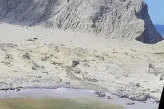 KESAN LETUSAN: Gambar ini yang disediakan Pasukan Penyelamat Auckland menunjukkan pulau White Island diseliputi abu menyusuli letusan gunung berapi. - Foto AP
