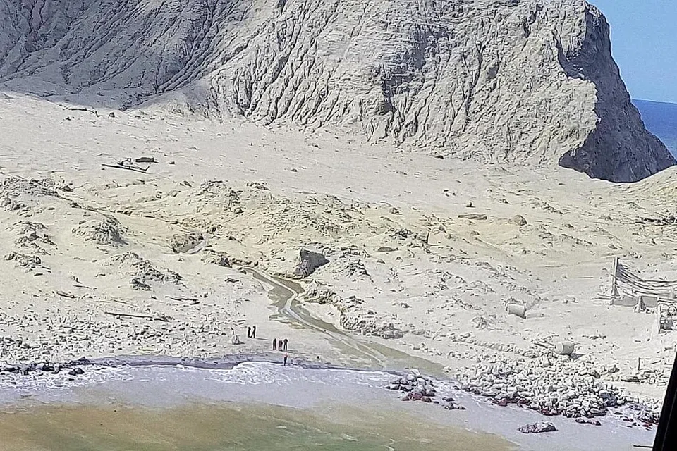 KESAN LETUSAN: Gambar ini yang disediakan Pasukan Penyelamat Auckland menunjukkan pulau White Island diseliputi abu menyusuli letusan gunung berapi. - Foto AP