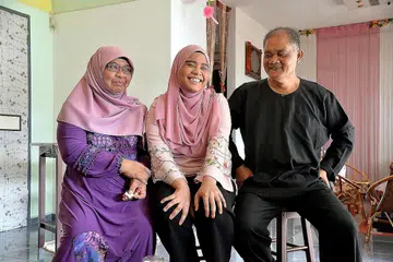 PENGAJARAN DARIPADA PENYAKIT: Di sebalik episod cemas disahkan mengalami barah Hodgkin's limfoma, terselit pengajaran bagi Cik Nurhidayah, yang bersama ibu dan bapanya, Cik Rosimawati dan Encik Sapadi, bahawa penyakit boleh menjejas sesiapa sahaja tanpa mengenal usia atau keadaan. - Foto M.O. SALLEH