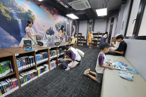 KEMUDAHAN BAHARU: Perpustakaan khas buat peminat cerita fantasi dan cereka sains NLB terletak di tingkat tiga Kelab Masyarakat (CC) Tampines Changkat dan akan beroperasi hingga 22 Februari 2026.