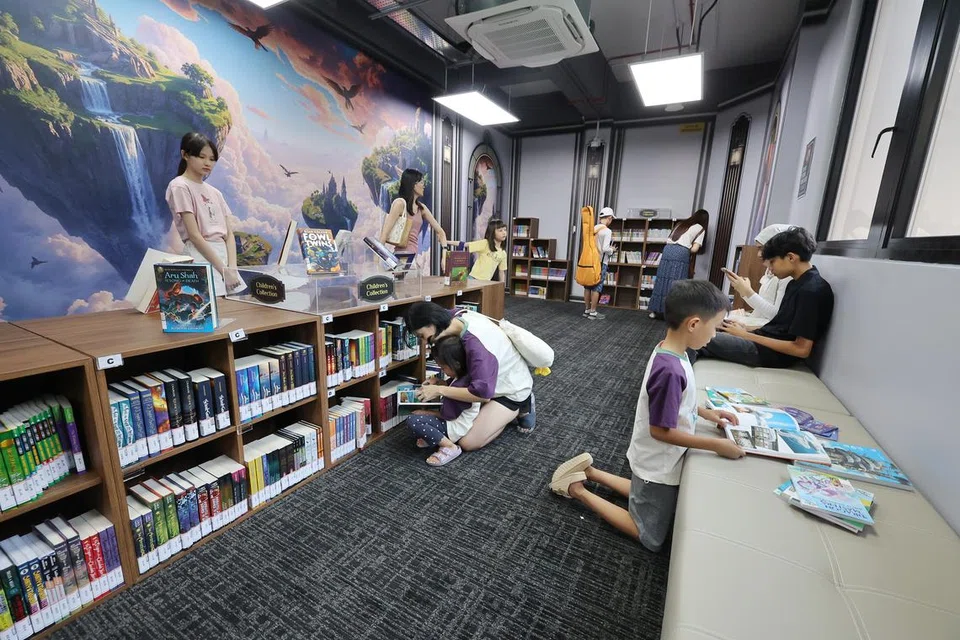KEMUDAHAN BAHARU: Perpustakaan khas buat peminat cerita fantasi dan cereka sains NLB terletak di tingkat tiga Kelab Masyarakat (CC) Tampines Changkat dan akan beroperasi hingga 22 Februari 2026.