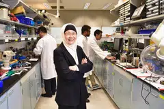 DEMI KEHIDUPAN LEBIH BAIK: Profesor Jackie Yi-Ru Ying di dalam makmal penyelidikan di Institut Biokejuruteraan dan Nanoteknologi. Saintis yang berpangkalan di Singapura itu telah memperoleh buat pertama kalinya pengiktirafan profesional tertinggi untuk pencipta akademik.