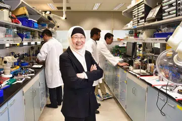 DEMI KEHIDUPAN LEBIH BAIK: Profesor Jackie Yi-Ru Ying di dalam makmal penyelidikan di Institut Biokejuruteraan dan Nanoteknologi. Saintis yang berpangkalan di Singapura itu telah memperoleh buat pertama kalinya pengiktirafan profesional tertinggi untuk pencipta akademik.