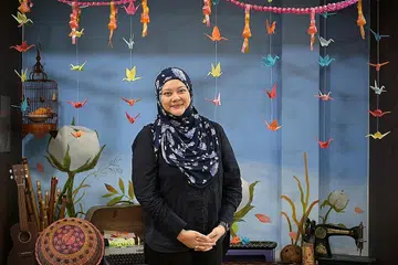 MEMAHAMI CABARAN PENGASUH: Sebagai seorang pengasuh kepada ibunya yang menghadapi kesihatan mental, Cik Fazeeda memahami keperitan keluarga dan pengasuh lain hadapi. - Foto BM oleh NG SOR LUAN