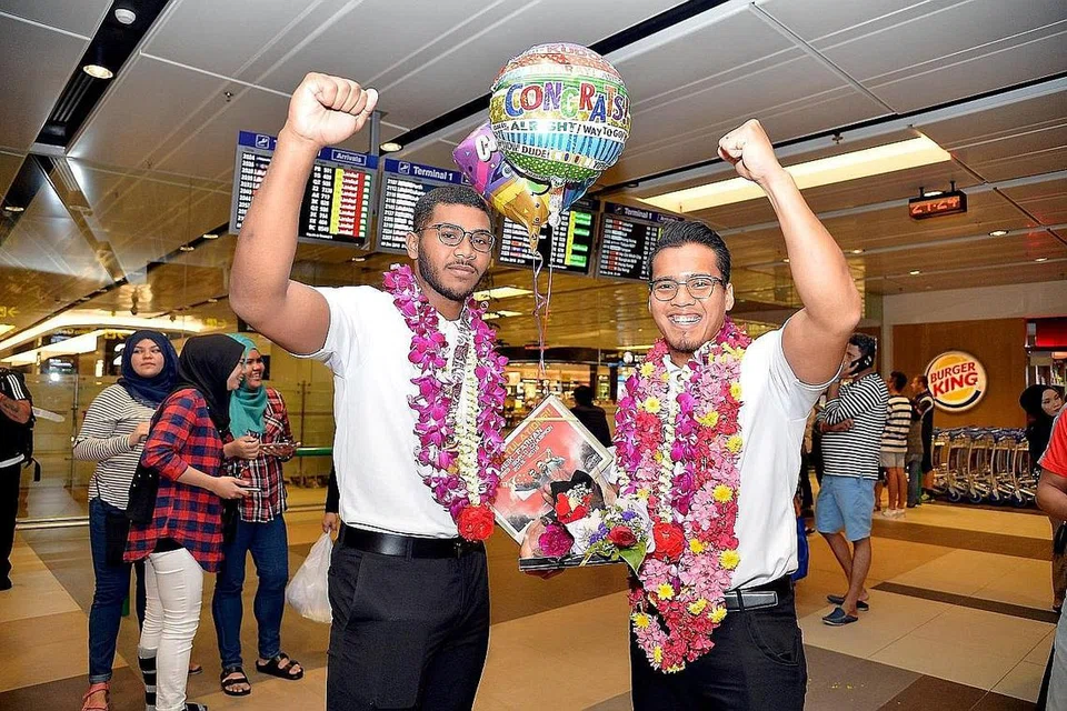 KEHEBATAN DIIKTIRAF: Bergelar juara dunia silat, Muhammad Shakir Juanda (kanan) dan Sheik Farhan Sheik Alau'ddin, turut tampil antara calon dalam majlis Anugerah Sukan Singapura yang akan berlangsung bulan depan. - Foto-foto fail
