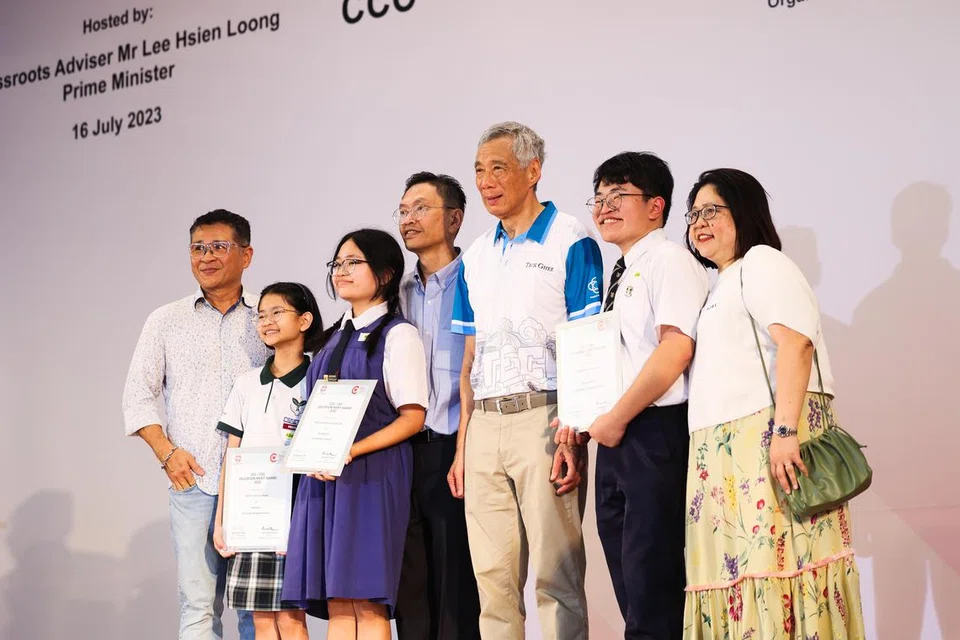 BERGAMBAR: PM Lee Hsien Loong bersama penerima anugerah pendidikan di Kelab Masyarakat Teck Ghee.