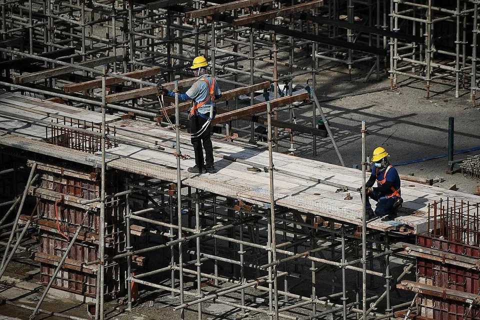 LANGKAH PERCEPAT PEMBINAAN: Kegiatan pembinaan kurang bising di tapak BTO mungkin dibenarkan dijalankan pada Ahad atau cuti umum bagi mempercepat proses pembinaan flat. - Foto fail BH