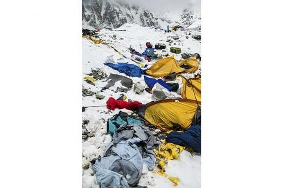 SEMUANYA RANAP: Beginilah keadaan khemah pangkalan di selatan Gunung Everest selepas ditimpa runtuhan salji yang tercetus akibat gempa bumi yang melanda Nepal, Sabtu lalu. - Foto REUTERS