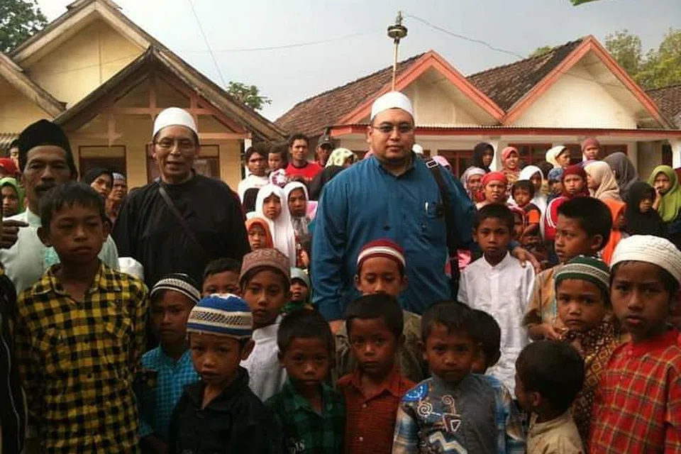 BAHAGI-BAHAGIKAN DAGING KORBAN DI INDONESIA: Ustaz Ismail Ahmat El-Ajyali, membahagikan daging korban kepada mereka yang memerlukan di Probolinggo Jawa Timur dan Pulau Sumbawa, Indonesia sebelum wabak Covid-19 melanda. - Foto DARUL AJYAL SERVICES