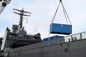 HULUR BANTUAN: Penghantaran oksigen ke Indonesia oleh Singapura menyusuli kiriman dua pesawat awal yang membawa keperluan perubatan bagi membantu negara itu memerangi pandemik Covid-19. - Foto MINDEF