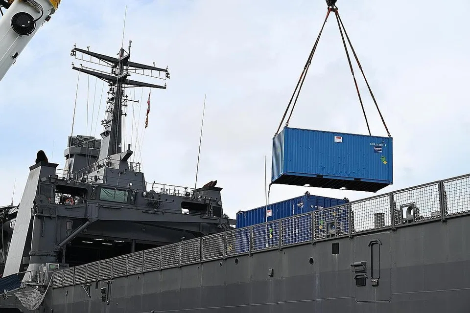 HULUR BANTUAN: Penghantaran oksigen ke Indonesia oleh Singapura menyusuli kiriman dua pesawat awal yang membawa keperluan perubatan bagi membantu negara itu memerangi pandemik Covid-19. - Foto MINDEF
